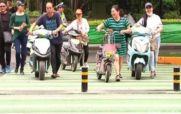 電動(dòng)車“新規(guī)”又來，過紅綠燈要下來推著走，車主：我的路權(quán)呢？